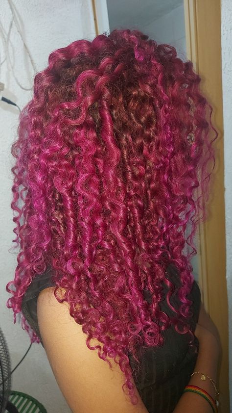 Bright Curly Hair Color Ideas, Bright Pink Curly Hair, Pink And Purple Curly Hair, Dark Pink Curly Hair, Draculaura Hair, Pink Curly Hair, Magenta Hair Colors, Bright Pink Hair, Magenta Hair