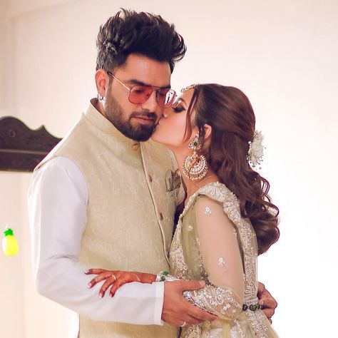 Iqra Aziz and Yasir Hussain Walima Pictures and Videos Yasir Hussain, Walima Dress, Iqra Aziz, White Kurta, Pakistani Actress, Pakistani Wedding, Wedding Pics, Beautiful Couple, Wedding Attire