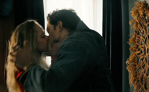 Bill Skarsgård Gif/Bill Skarsgard as Mickey and Maika Monroe as jules in Villains Movie (2019)Bill Skarsgard Edit/Cute Beautiful Boy Billy/Maika Monroe Gif/Villains/Actor/Hulu/He's so beautiful/Babyface/They're so cute/Couple Goals/Funny and good movie/Bill Skarsgard Kiss/Bill Skarsgard is Kissing Bill Skarsgard Kiss Scene, Bill Skarsgard Villains, Bill Skarsgard Kiss Gif, Bill Skarsgard Kiss, Bill Skarsgård Gif, Rainy Day Movies, Maika Monroe, Hemlock Grove, Billy Boy