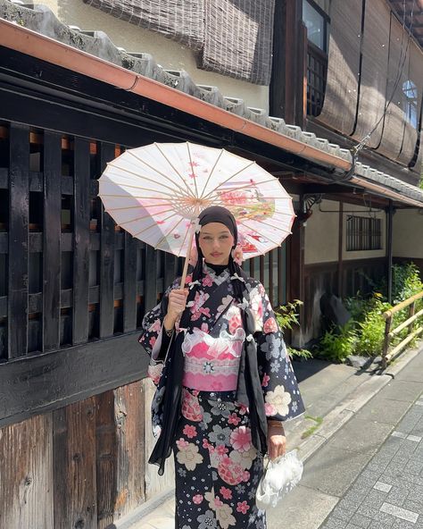 The kimono I wore in Kyoto during AFW ƪ(˘⌣˘)ʃ I’m never leaving Japan. Aesthetic Yukata, Aesthetic Kimono, Yukata Outfit, Kimono Aesthetic, Kimono Japan, Kimono Outfit, Outfit Aesthetic, May 17, Instagram Aesthetic