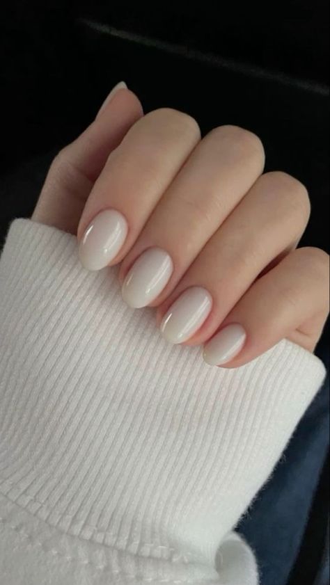 Simple Almond Wedding Nails, Coconut White Nails, Clean Girl Nails Natural, Nails Clean Girl Aesthetic, Cute Clean Girl Nails, Winter Almond Shaped Nails, Clean Girl Manicure, Nails Small Almond, Short Round Natural Nails