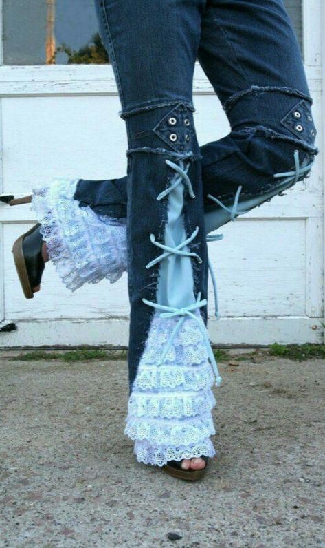 Pants With Ruffles Bottoms, Jeans With Laces On Side, Upcycle Clothes 2023, Lace Bottom Jeans, Lace Flare Jeans, Jeans With Lace Bottoms, Skater Women Outfits, Pants Upcycle, Diy Lace Jeans