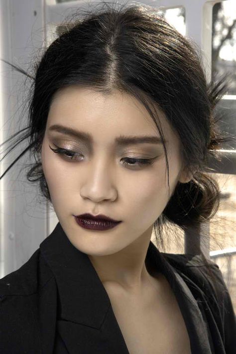 golden brown eyeshadow, dark lips, asian style Minimal Dark Makeup, Strong Makeup, Ming Xi, Dior Gold, Dark Lipstick, Runway Makeup, Hair Buns, Zoom Photo, Dior Makeup