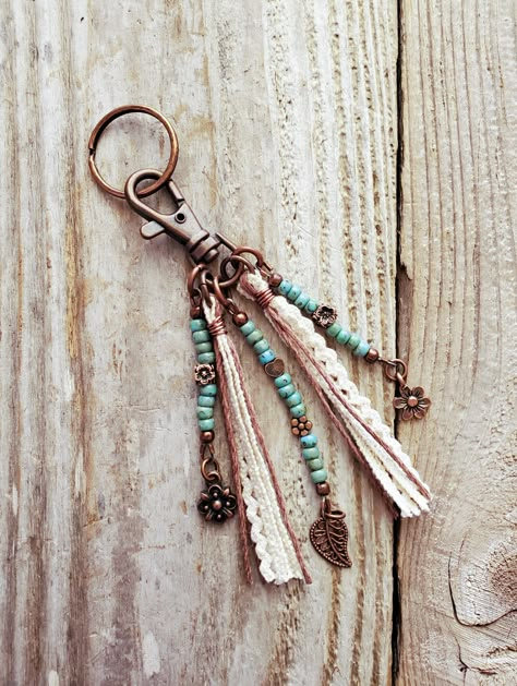 A little lace and beads for a boho vibe on this sweet little keychain tassel. candysbookthongs.com Tassel Keychain Diy, Boho Tassel Keychain, Tassen Hanger, Macrame Gifts, Boho Bag Charm, Purse Charms Diy, Tassels Tutorials, Lace And Beads, Keychain Beaded