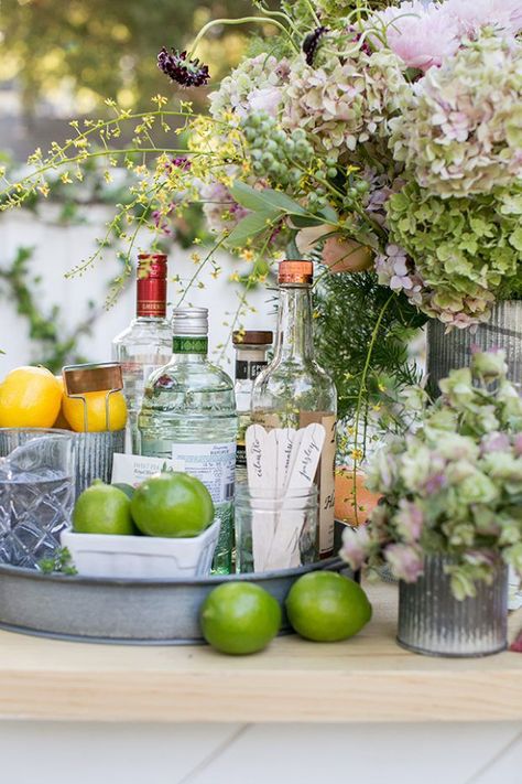 15 Best Garden Party Ideas - How to Throw a Fun Garden-Themed Party Edible Flower Garden, Garden Cocktail, Basic Cocktails, Cocktail Party Decor, Decoration Buffet, Bandeja Bar, Rosemary Simple Syrup, Make Simple Syrup, Cocktail Garnish