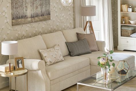 Laura Ashley Living Room, Country Cottage Living Room, Romantic Living Room, English Living Room, French Country Dining Room, Sitting Room Decor, Ashley Home, Country Dining Rooms, Cosy Living