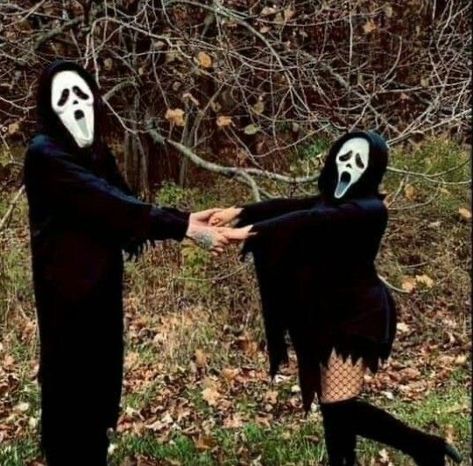 Horror Movie Matching Pfp Couple, Scary Movie Disfraz, Ghost Face Pfp Matching, Ghostface Matching Pfp Couple, Matching Ghostface Pfps, Ghost Face Couple Costume, Ghostface Matching Pfp, Iconic Halloween Costumes, Classy Halloween Costumes