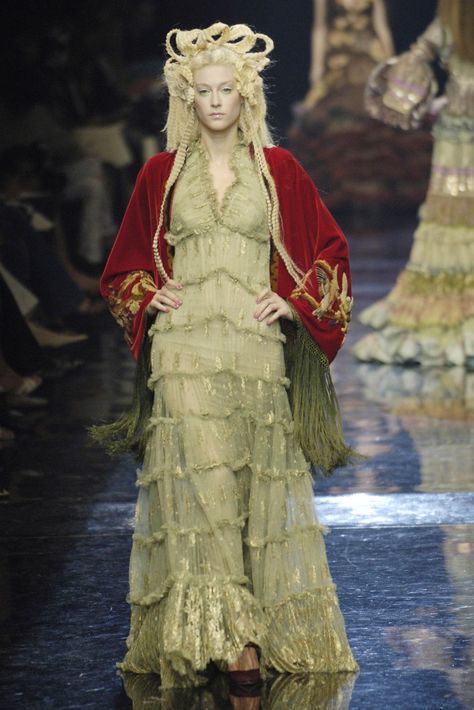 Jean Paul Gaultier Fall 2005 Couture collection, runway looks, beauty, models, and reviews. Jean Paul Gaultier Haute Couture, Bad Fashion, Runway Fashion Couture, Runway Pictures, John Galliano, Paul Gaultier, Couture Collection, Jean Paul, Jean Paul Gaultier