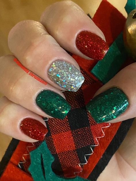 Christmas Nail Colors, Christmas Nails Easy, Christmas Gel Nails, Cute Gel Nails, Christmas Nails Acrylic, New Year's Nails, Xmas Nails, Dipped Nails, Christmas Nail Designs