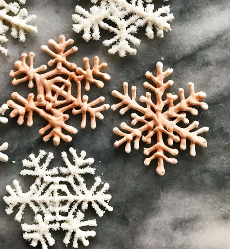 How to make snowflakes with wilton candy melts. Chocolate snowflakes White Chocolate Snowflakes How To Make, Meringue Snowflakes, Snowflake Treats, Christmas Showpiece, Marshmallow Snowflakes, Using Candy Melts, Chocolate Snowflakes, Diy Frosting, White Chocolate Snowflakes