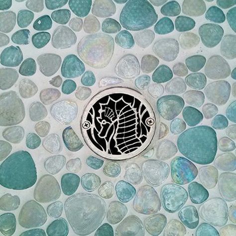 Decor Marin, Beach House Bathroom, Coastal Bathrooms, Coastal Living Rooms, Coastal Bedrooms, Tile Wall, Beach Cottage Style, Shower Drain, Beach Bathrooms