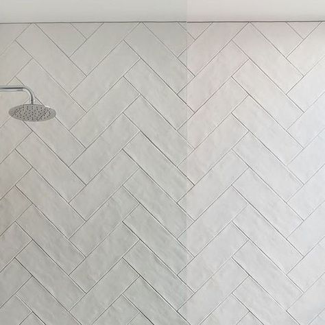 ATLANTA INTERIOR DESIGNER on Instagram: "Love love LOVE this simple, clean, and open shower concept from @melissa_lunardon. That irregular herringbone subway tile is everything. ❤️❤️❤️" Herringbone Backsplash Subway Tile, Open Shower Concept, City Bathroom, Herringbone Subway Tile, Kenwood House, City Bathrooms, Subway Tile Showers, Open Showers, Stockholm City