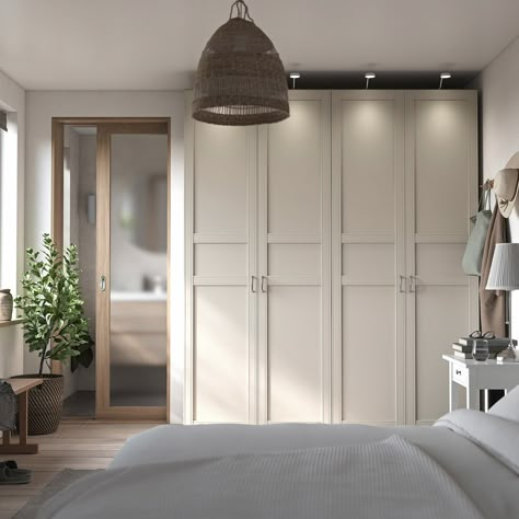 Integrated Wardrobe Bedroom, Ikea Pax Closet Design, Ikea Pax Flisberget Light Beige, Side Of Wardrobe Ideas, Flisberget Ikea Beige, Pax With Doors, Bedroom With Pax Wardrobe, Ikea Flisberget Light Beige, Wardrobe Next To Door