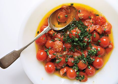 Cherry Tomato Vinaigrette - Bon Appétit Tomato Vinaigrette, Chives Recipe, Cherry Tomato Recipes, Cherry Tomato, Idee Pasto Sano, Flank Steak, Salad Dressing Recipes, Tomato Salad, Tomato Recipes