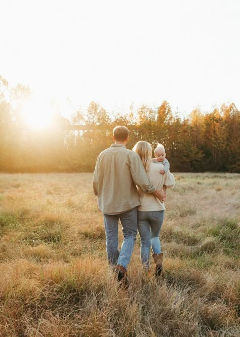 Family Photos With One Month Old, Family Picture Photoshoot, 4 Month Old Family Photoshoot, Family Photos With A 3 Month Old, Family Pictures With A 6 Month Old, Family Photo Infant, 9 Month Old Family Photo Ideas, Family Inspo Photo Ideas, Family Photoshoot With 4 Month Old