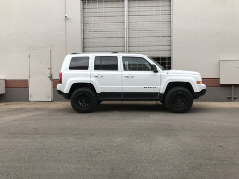 2017 Jeep Patriot SE. RRO Lift with some nice AT tires. White Jeep Patriot, Jeep Patriot Lifted, Jeep Patriot Sport, Jeep Wk, Jeep Baby, White Jeep, Military Jeep, Jeep Mods, Jeep Yj