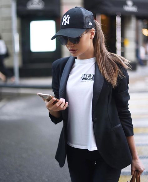 ❤️ New Era Cap Outfit Woman Style, New Era Hat Outfit Women, New Era Cap Outfit Woman, Cap Women Outfit, New Era Outfit, Yankees Baseball Cap, Trendy Mom Outfits, Cap Outfit, 50th Clothing