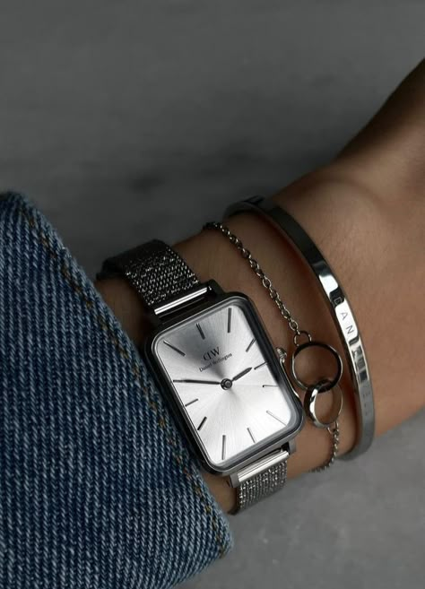 Silver Watch Outfit, Watches With Bracelets Women, Vintage Watches Women, Jewelry Photoshoot, Retro Watches, Handmade Jewelry Tutorials, Jewelry Accessories Ideas, Womens Watches Luxury, Girls Watches