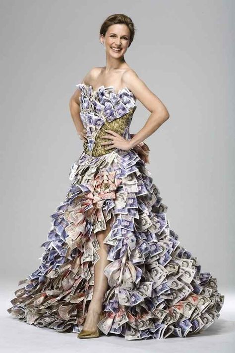 If a dress cost you £50,000, it better look like £50,000. | 17 Cleverest Crafts Made With Money Katie Derham, Kirigami Patterns, Dollar Dress, Money Dress, Recycled Dress, Paper Dress, Recycled Fashion, Dress Out, Dress Crafts