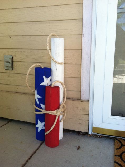 Porch Firecrackers Fence post cut to desired lengths, paint and rope. You will need to drill a 1-2 inch hole in the top to stick your rope in for the fuse. Americana Crafts, Flag Crafts, 4th Of July Crafts, 4th July Crafts, Forth Of July, 4th Of July Ideas, 4th Of July Decor, Fourth Of July Decor, Fence Posts