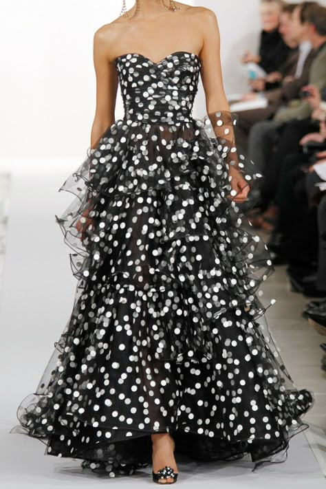 Oscar de la Renta | Polka-dot tiered tulle gown http://rstyle.me/n/phqcsn2bn فستان سهرة, Tulle Gown, Moda Vintage, Gorgeous Gowns, Beautiful Gowns, Couture Dresses, Fancy Dresses, Dot Dress, Dream Dress