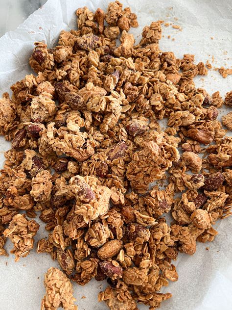 Easy Homemade Peanut Butter Granola (Gluten-Free & Vegan) - Winnie's Kitchen Peanut Butter Granola Clusters, Oat Bowls, Granola Clusters, Peanut Butter Granola, Gluten Free Granola, Oatmeal Bowls, Yogurt Bowl, Homemade Peanut Butter, Kid Friendly Meals