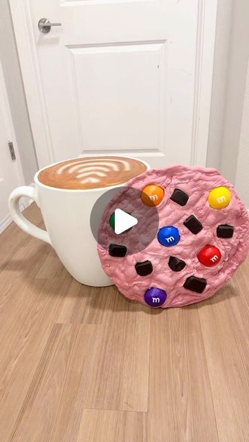 Waverly on Instagram: "Wanted to post this updated #giantcookie #tutorial when I made a pink M&M ombré cookie for @vintageshowpony . Ended up being one of my fave #cookie color combinations! #diy #giantprop #cookiewall #mandmcookies #pinkcookies #candyland" Christmas Candy Land Theme Classroom, Diy Donut Ornaments, Candyland Christmas Decor Ideas, Ginger Cookies Decoration, Diy Christmas Candy Land Decorations, Fake Gumdrops Diy, Faux Cookies Diy, Diy Fake Food Props, Faux Food Props Diy