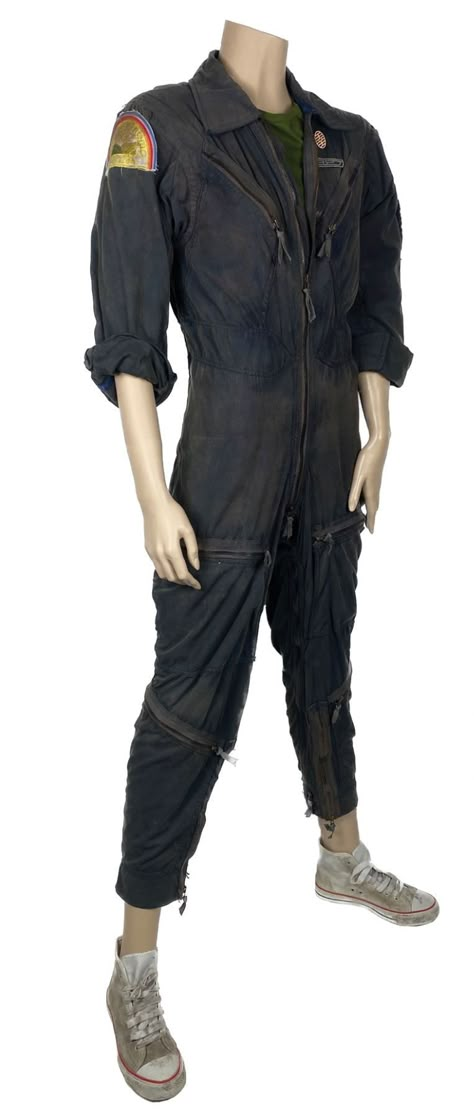 Flight Suit Costume, Space Jumpsuit Concept Art, Brutalist Clothing, Futuristic Jumpsuit, Brutalist Fashion, Flight Suits, Ellen Ripley, Dreamy Style, Sci Fi Horror Movies