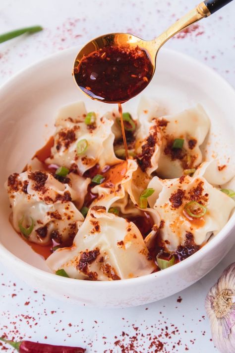 Homemade Chicken Wontons | BEST Wonton Filling Wonton Filling Recipes, Steamed Wontons, Wonton Filling, How To Make Wontons, Homemade Chilli, Chicken Wontons, Wonton Recipes, Chilli Oil, Sichuan Pepper