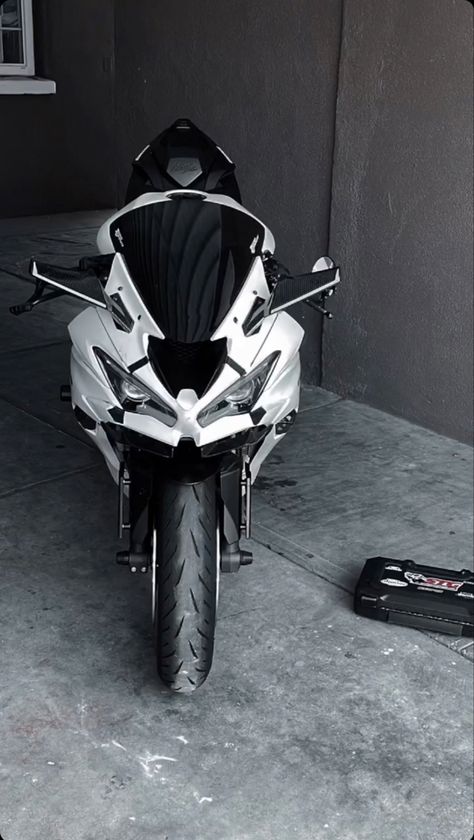 Gt Bikes, Ninja Bike, Ninja 400, White Bike, White Motorcycle, Custom Street Bikes, Custom Sport Bikes, Baby Bike, Kawasaki Zx6r