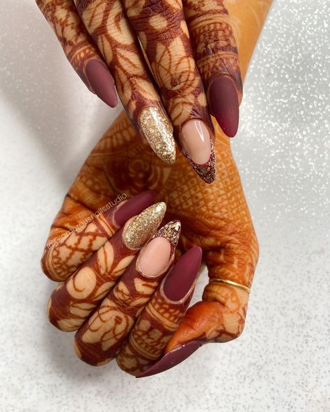 Bridal Nail Art Maroon, Bridal Nails With Henna, Karwachauth Nail Ideas, Nail Art For Bride Perfect Wedding, Nail For Bride Wedding, Mehendi And Nails, Karwa Chauth Nails Design, Wedding Nails Design Indian, Bridal Nails Red Wedding