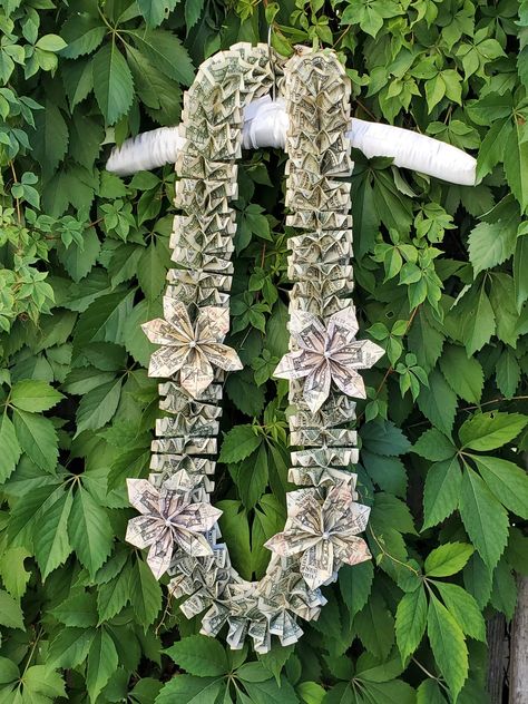 Flower Lei Diy, Candy Leis, Folded Money, Graduation Bbq, Graduation Leis Diy, Graduation Money Lei, Candy Lei, Diy Graduation Gifts, Money Flowers