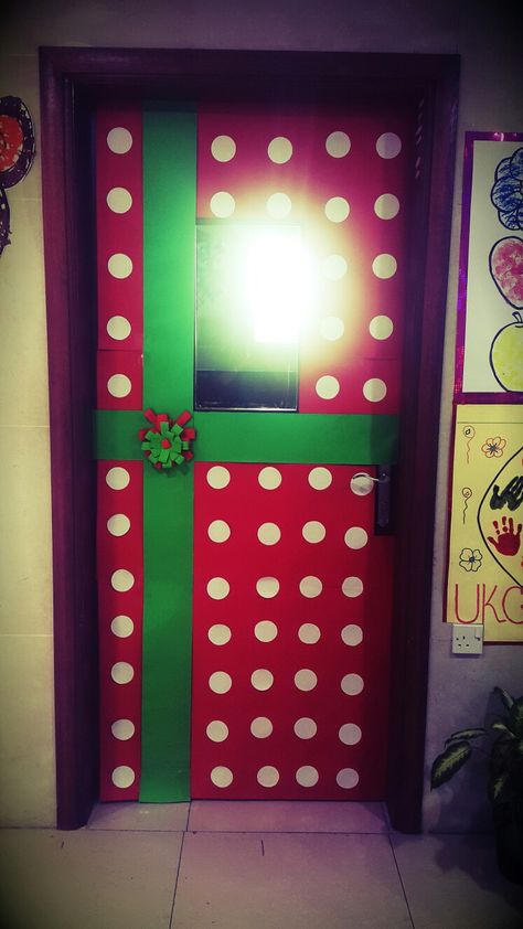 Gift Wrapped Door, Class Door Decor, Door Decor For Christmas, Class Door, Door Wraps, School Doors, Decor For Christmas, Preschool Christmas, Gingerbread Christmas