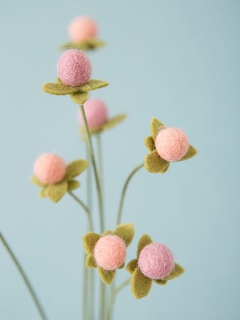 Felted Wool Flowers Diy, Felt Berries Diy, Felted Wool Flowers, Wool Felt Flowers, Felted Flowers How To Make, Needle Felted Flowers Tutorial, Needle Felt Flowers, Needle Felting Flowers, How To Make Felt Flowers