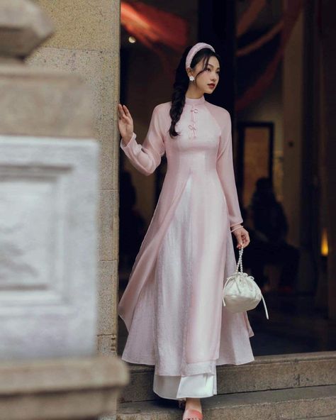 Vietnamese Ao Dai Traditional Dresses, Vietnamese Dress Ao Dai Modern, Ao Dai Aesthetic, Ao Dai Vietnamese, Modern Ao Dai, Thailand Dress, Chinese Fancy Dress, Traditional Gowns, Vietnamese Traditional Dress