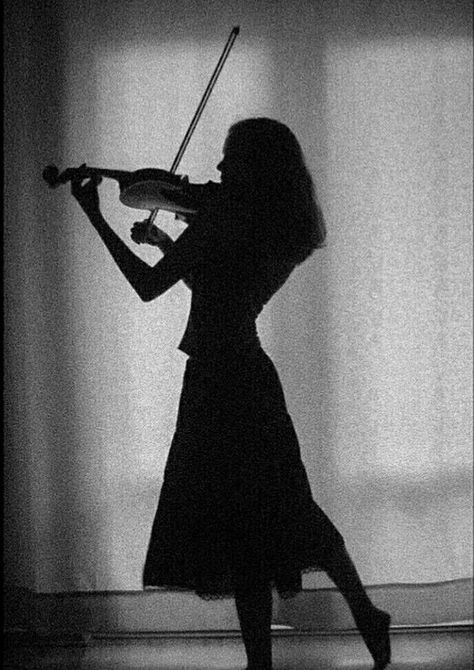 Female Violinist Aesthetic, Girl Playing Violin Aesthetic, Violinist Aesthetic, Violin Soloist, Violinist Photography, Violin Aesthetic, Violin Drawing, Violin Pics, Girl Playing Violin