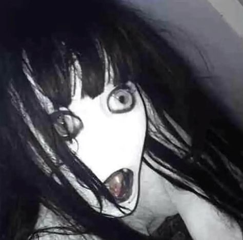 Creepy Faces, Creepy Core, Creepy Images, Japanese Horror, Creepy Pictures, Dreamcore Weirdcore, Spooky Scary, Scary Art, Creepy Cute