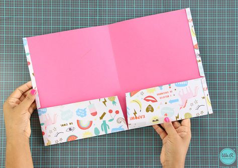 Perfect for students, planners or anyone who wants to get organized! Pocket Folder Diy, Bookbinding Techniques, Folder Diy, Study Vlog, Diy Stationary, Paper Folder, Diy School, Journal Making, Paper Pocket