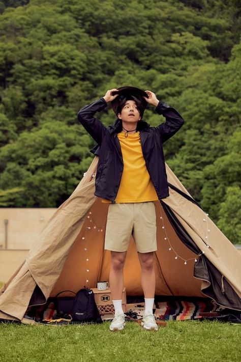 Foto Camping, Camping Outfits Men, Hiking Poses Photo Ideas, Hiking Pose, Camping Photoshoot, Hiking Outfit Men, Camping Fashion, Camping In The Woods, Japanese Oni