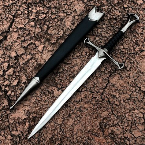 Aedion Ashryver, Fantasy Dagger, Knife Aesthetic, Pretty Knives, German Style, Dagger Knife, Cool Swords, Cool Knives, Fantasy Aesthetic