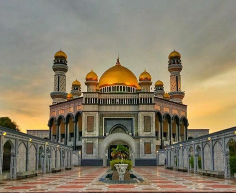 Jame' Asr Hassanil Bolkiah Mosque, Bandar Seri Begawan, Brunei. Bandar Seri Begawan, Lettering Design, Brunei, Ramadan, Taj Mahal, Persian, Collage, Building, Pins