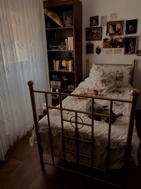 Tiny Vintage Bedroom, Big Vintage Bedroom, 1900s Bedroom Aesthetic, Small Bedroom Dark Academia, Old Lady Bedroom Aesthetic, Victorian Dorm Room, Antique Dorm Room, Vintage Dorm Aesthetic, Old Lady Bedroom