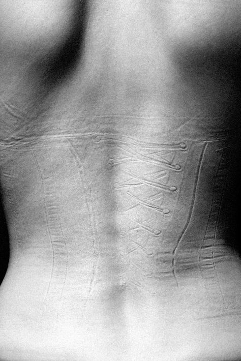 Justin Bartels - Impression (2012)  "This is the best thing on the Internet. We undress everyday and it shows us how confined we are. Those imprints show how uncomfortable we are throughout each day just to impress other people. We create prisons in our own clothes. We are a prisoner in a socially constructed idea of what is beautiful." Photographie Art Corps, Body Photography, Photographie Inspo, Anais Nin, Body Pain, Foto Art, Beauty Standards, Photo Series, Beauty Photos