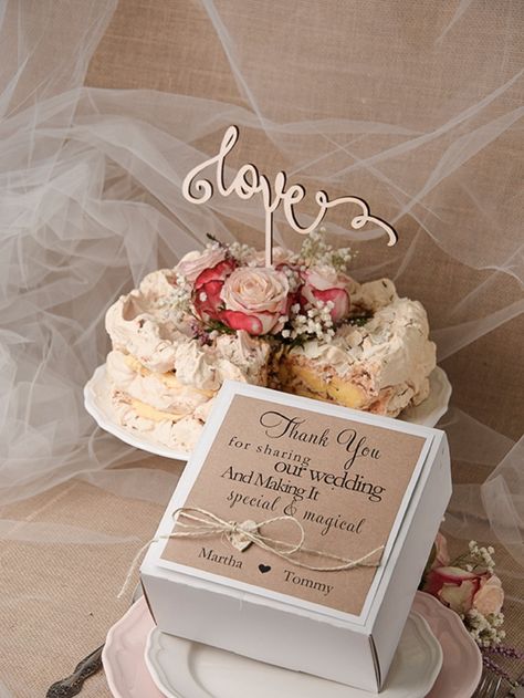 Beautifully decorated cake box! Wedding Bid Boxes, Wedding Cake Box Design, Wedding Cake Box, Wedding Cake Slice, Glitter Wedding Cake, Packing Idea, Wedding Cake Boxes, Cake Favors, Wedding Cake Fresh Flowers