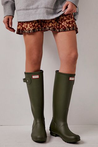 Hunter Wellies | Free People Hunter Boots Outfit Fall, Hunter Rain Boots Outfit, Green Hunter Boots, Rain Boot Outfit, Cute Athletic Outfits, Hunter Boots Outfit, Athletic Wear Womens, Hunter Wellies, Hunter Outfit