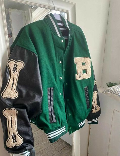 Green Varsity Jacket, Senior Jackets, Varsity Jacket Outfit, Vintage Varsity Jacket, Damaged Clothes, Jacket Outfit Women, Jersey Jacket, Baseball Jacket, Mode Vintage