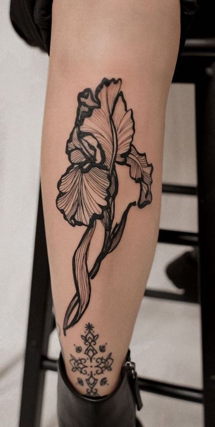 Tattoo Ideas Edgy, Dark Tattoo Ideas, Iris Flower Tattoo, Iris Tattoo, Tatoo Inspiration, Botanical Tattoo, Tattoo Cover-up, Dark Tattoo, Baby Tattoos