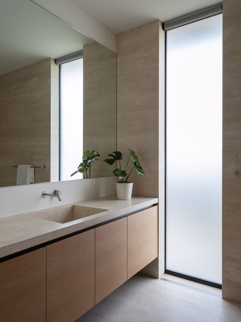 Small Toilet Room With Window, Modern Bathroom Window, Modern Mansion House, Toilet Window, Open Courtyard, Zen Bathroom Decor, Travertine Bathroom, Wc Design, Zen Bathroom