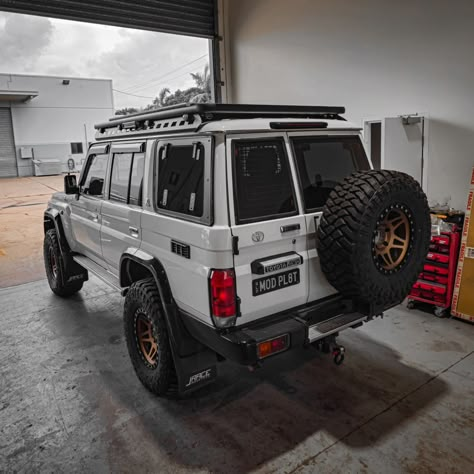 some roof rack goodness for the workshop "servo run" vehicle 😅 anyone got any mint ideas for running wiring into the wagons? rear tail light is looking tempting... -------------------------------------------------------------------------------- #redarc #solarpower #4x4 #4wd #toyota #70series #76series 76 Series Landcruiser, Landcruiser 70 Series, Mint Ideas, Toyota Land Cruiser 70 Series, Land Cruiser 4x4, 79 Series, Land Cruiser 70 Series, Off Road Bumpers, Stealth Camping