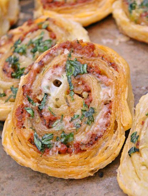 Meat Pinwheels With Ground Beef, Garlic & Cheese Meat Pinwheels, Dishes For Party, Ark Recipes, Beef Pinwheels, Food For Parties, Fingerfood Party, Party Cooking, Pinwheel Recipes, Sweet Potato Wedges